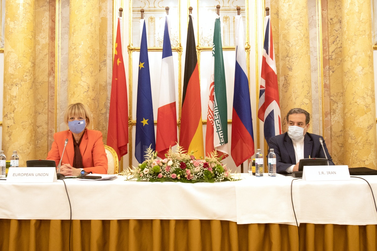 كبير المفاوضين الإيرانيين عباس عراقجي، والأمينة العامة لجهاز العمل الخارجي الأوروبي (EEAS) هيلغا شميد، يحضران اجتماع اللجنة المشتركة لـ"الاتفاق النووي"، في العاصمة النمساوية فيينا - 1 سبتمبر 2020 - REUTERS